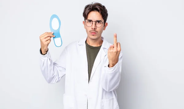 Junger Hispanischer Mann Der Wütend Genervt Rebellisch Und Aggressiv Ist — Stockfoto