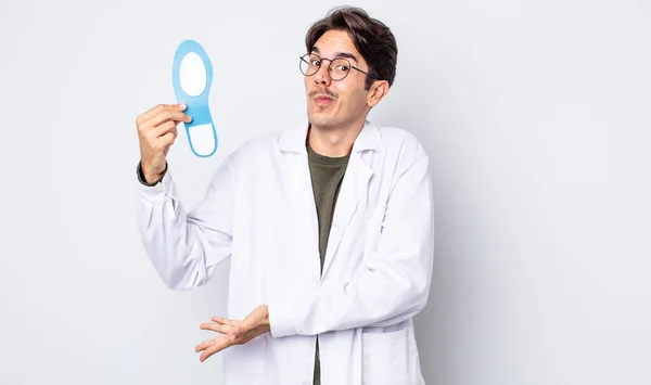 Young Hispanic Man Shrugging Feeling Confused Uncertain Chiropodist Concept — Stock Photo, Image