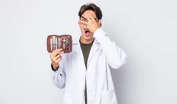 Jeune Homme Hispanique Regardant Choqué Effrayé Terrifié Couvrant Visage Avec — Photo