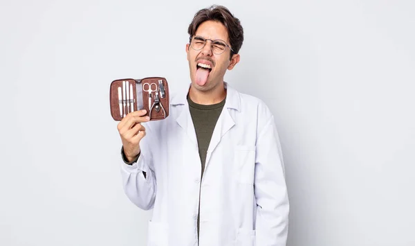 Mladý Hispánec Veselým Vzpurným Postojem Vtipkuje Vystrkuje Jazyk Nástroje Pro — Stock fotografie