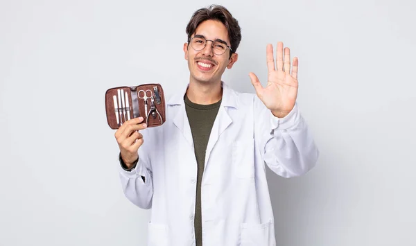 Junger Hispanischer Mann Lächelt Glücklich Winkt Mit Der Hand Begrüßt — Stockfoto