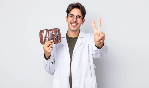 Jovem Hispânico Sorrindo Parecendo Amigável Mostrando Número Dois Ferramentas Unhas — Fotografia de Stock