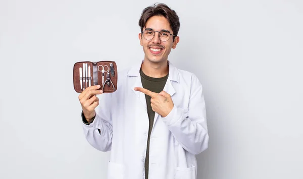 Jovem Hispânico Sorrindo Alegremente Sentindo Feliz Apontando Para Lado Ferramentas — Fotografia de Stock