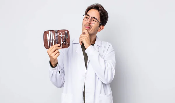 Jonge Spaanse Man Denken Zich Twijfelachtig Verward Voelen Gereedschap Voor — Stockfoto