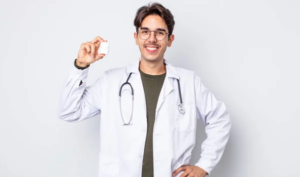 Jovem Hispânico Sorrindo Feliz Com Uma Mão Quadril Confiante Médico — Fotografia de Stock