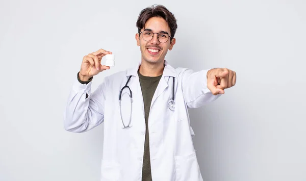 Jovem Hispânico Apontar Para Câmara Escolher Médico Com Pílulas Garrafa — Fotografia de Stock