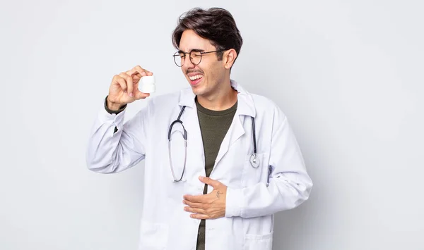 Młody Hiszpan Śmiejący Się Głos Jakiegoś Śmiesznego Żartu Lekarz Koncepcją — Zdjęcie stockowe