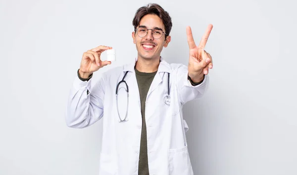 Jovem Hispânico Sorrindo Parecendo Feliz Gesticulando Vitória Paz Médico Com — Fotografia de Stock