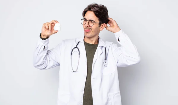 Ung Latinamerikan Känner Sig Förbryllad Och Förvirrad Kliande Huvud Läkare — Stockfoto