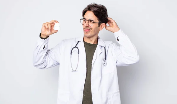 Giovane Uomo Ispanico Sentirsi Perplesso Confuso Grattando Testa Medico Con — Foto Stock