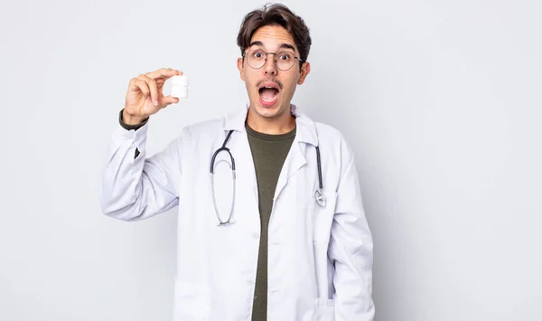 Joven Hispano Que Parece Muy Sorprendido Sorprendido Médico Con Concepto —  Fotos de Stock