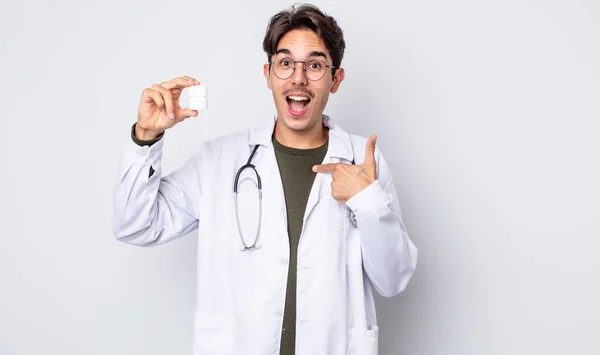 Jovem Hispânico Sentindo Feliz Apontando Para Mesmo Com Animado Médico — Fotografia de Stock