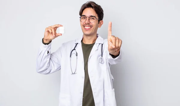 Joven Hispano Sonriendo Orgullosa Confiadamente Haciendo Número Uno Médico Con — Foto de Stock