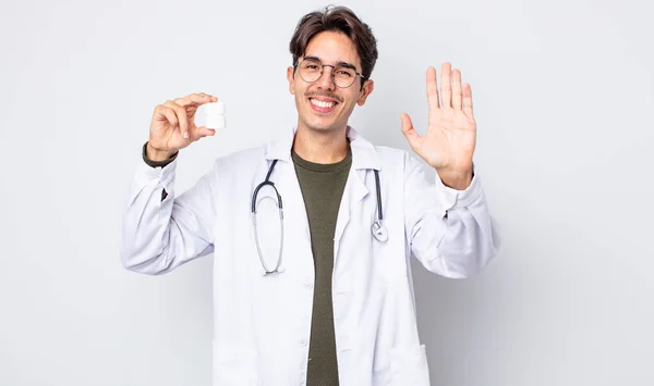 Mladý Hispánec Šťastně Usmívá Mává Rukou Vítá Vás Zdraví Lékař — Stock fotografie