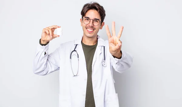 Jovem Hispânico Sorrindo Olhando Amigável Mostrando Número Três Médico Com — Fotografia de Stock