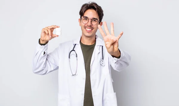 Jovem Hispânico Sorrindo Parecendo Amigável Mostrando Número Quatro Médico Com — Fotografia de Stock