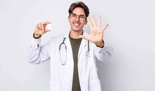 Mladý Hispánec Usmívá Vypadá Přátelsky Ukazuje Číslo Pět Lékař Pilulky — Stock fotografie