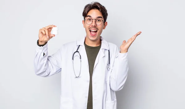 Jovem Hispânico Sentindo Feliz Espantado Com Algo Inacreditável Médico Com — Fotografia de Stock