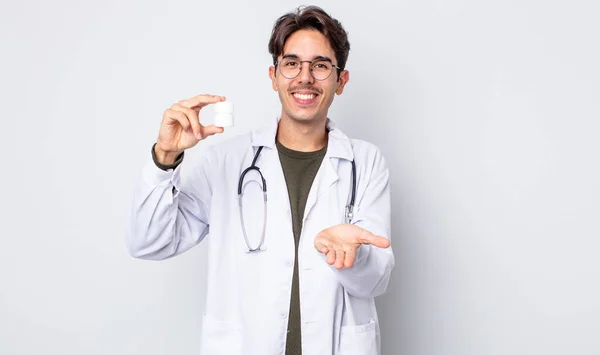 Jovem Hispânico Sorrindo Feliz Com Amigável Oferecendo Mostrando Conceito Médico — Fotografia de Stock