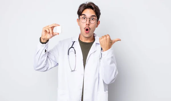 Fiatal Spanyol Férfi Csodálkozik Hitetlenségen Orvos Tablettákkal Üveg Koncepció — Stock Fotó