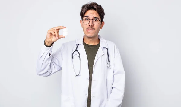 Giovane Uomo Ispanico Guardando Perplesso Confuso Medico Con Pillole Bottiglia — Foto Stock