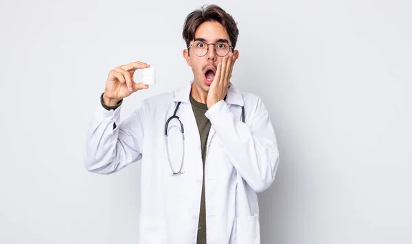 Fiatal Spanyol Férfi Megdöbbent Megijedt Orvos Tablettákkal Üveg Koncepció — Stock Fotó