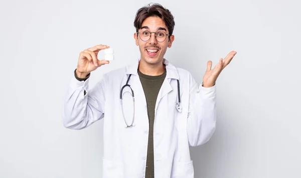 Jovem Hispânico Sentindo Feliz Surpreso Perceber Uma Solução Ideia Médico — Fotografia de Stock