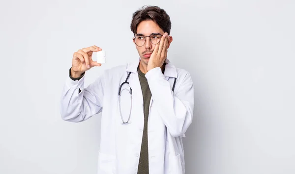 Fiatal Spanyol Férfi Unatkozik Frusztrált Álmos Után Fárasztó Orvos Tablettákkal — Stock Fotó