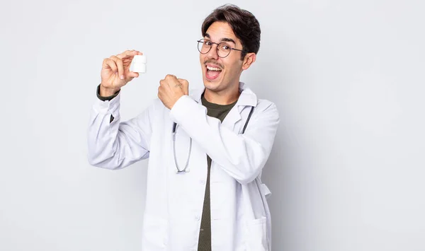 Jovem Hispânico Sentindo Feliz Enfrentando Desafio Celebrando Médico Com Pílulas — Fotografia de Stock