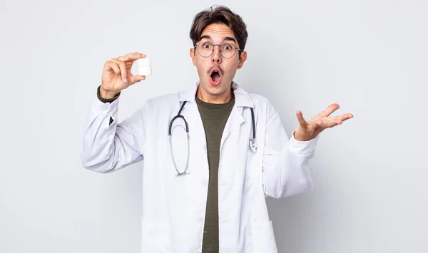 Fiatal Spanyol Férfi Rendkívül Meglepettnek Meglepettnek Érzi Magát Orvos Tablettákkal — Stock Fotó