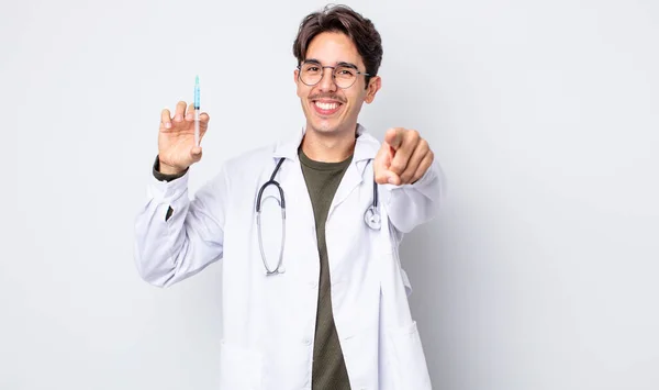 Genç Spanyol Adam Kamerayı Göstererek Seni Seçiyor Doktor Şırınga Konsepti — Stok fotoğraf