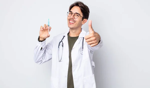Genç Spanyol Adam Gururlu Olumlu Bir Şekilde Gülümsüyor Doktor Şırınga — Stok fotoğraf