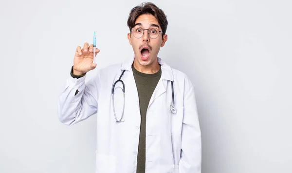 Mladý Hispánec Vypadá Velmi Šokovaně Nebo Překvapeně Koncept Injekční Stříkačky — Stock fotografie