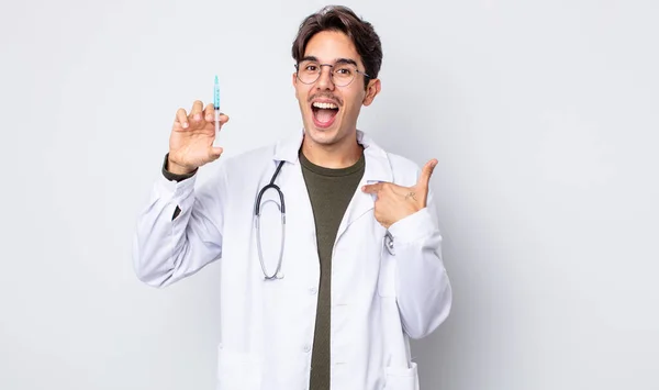 Jovem Hispânico Sentindo Feliz Apontando Para Mesmo Com Animado Conceito — Fotografia de Stock