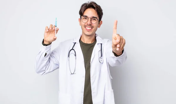 Jovem Hispânico Sorrindo Parecendo Amigável Mostrando Número Conceito Seringa Médico — Fotografia de Stock