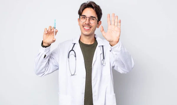 Junger Hispanischer Mann Lächelt Glücklich Winkt Mit Der Hand Begrüßt — Stockfoto