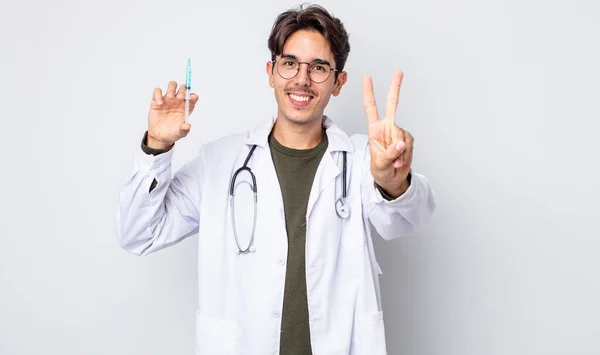 스페인 남자가 웃으며 보이고 있습니다 의사의 주사기 — 스톡 사진