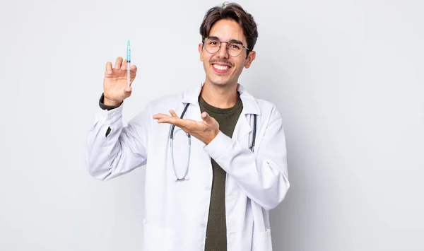 若いヒスパニック系の男は陽気に笑って幸せを感じ 概念を示す 注射器のコンセプト — ストック写真