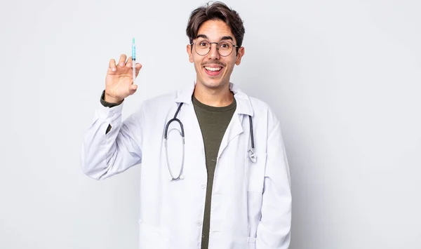 Молодий Іспаномовний Чоловік Виглядає Щасливим Приємно Здивованим Концепція Шприца Лікаря — стокове фото