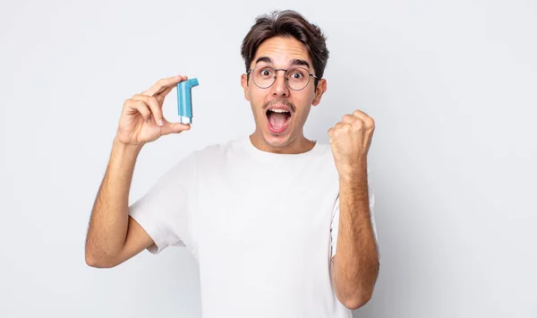 Ung Latinamerikan Känner Sig Chockad Skrattar Och Firar Framgång Astma — Stockfoto