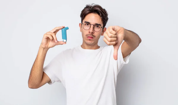 Młody Hiszpan Czuje Się Zły Pokazuje Opuszczone Kciuki Koncepcja Astmy — Zdjęcie stockowe