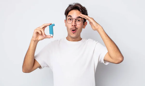 Junger Hispanischer Mann Der Glücklich Erstaunt Und Überrascht Wirkt Asthma — Stockfoto