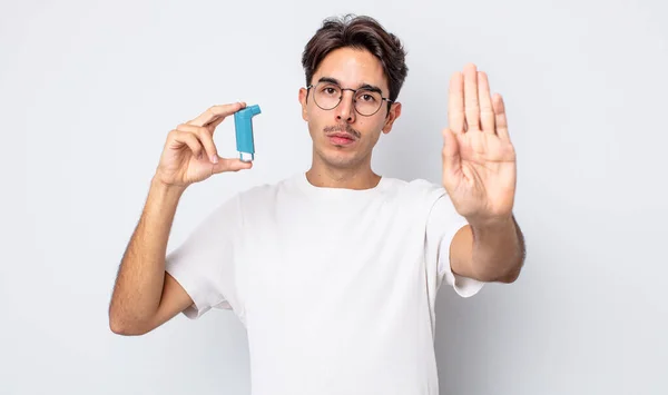 Een Jonge Spaanse Man Die Serieus Uitziet Een Open Handpalm — Stockfoto