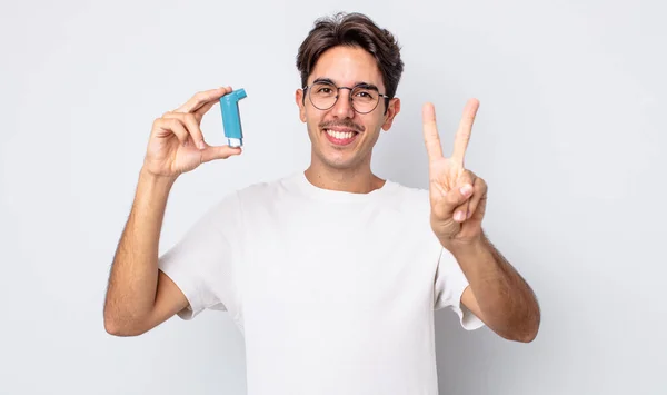 Ung Latinamerikan Ler Och Ser Vänlig Visar Nummer Två Astma — Stockfoto