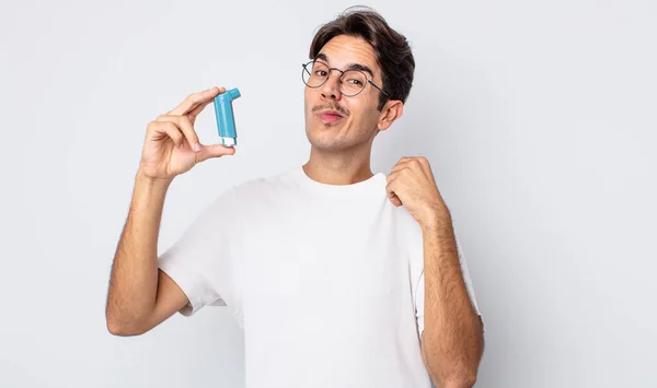 Junger Hispanischer Mann Der Arrogant Erfolgreich Positiv Und Stolz Wirkt — Stockfoto