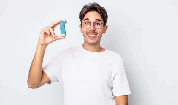 Junger Hispanischer Mann Der Glücklich Und Angenehm Überrascht Aussah Asthma — Stockfoto