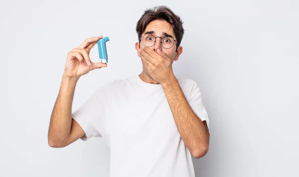 Ung Latinamerikan Som Täcker Munnen Med Händerna Med Chock Astma — Stockfoto