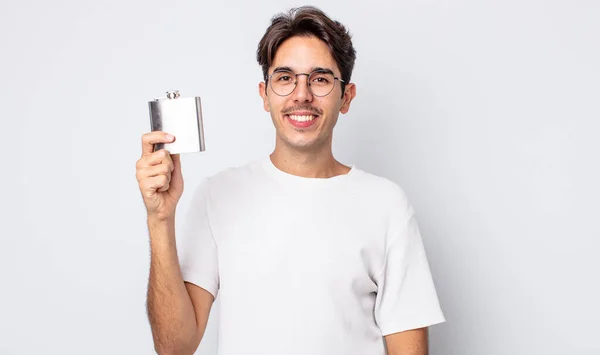 Jovem Hispânico Sorrindo Feliz Com Uma Mão Quadril Confiante Conceito — Fotografia de Stock