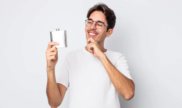 Joven Hispano Sonriendo Con Una Expresión Feliz Segura Con Mano —  Fotos de Stock