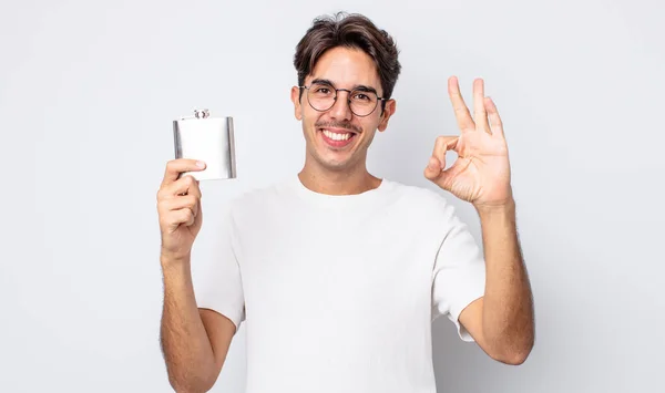 Jovem Hispânico Sentindo Feliz Mostrando Aprovação Com Gesto Conceito Balão — Fotografia de Stock